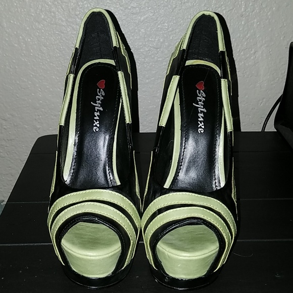 Styluxe Shoes - Styluxe lime green black platform heels Size 7
